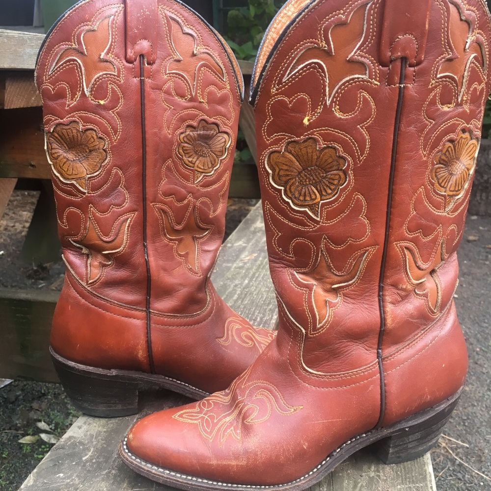 Chestnut brown cowgirl boots with rose inlay.